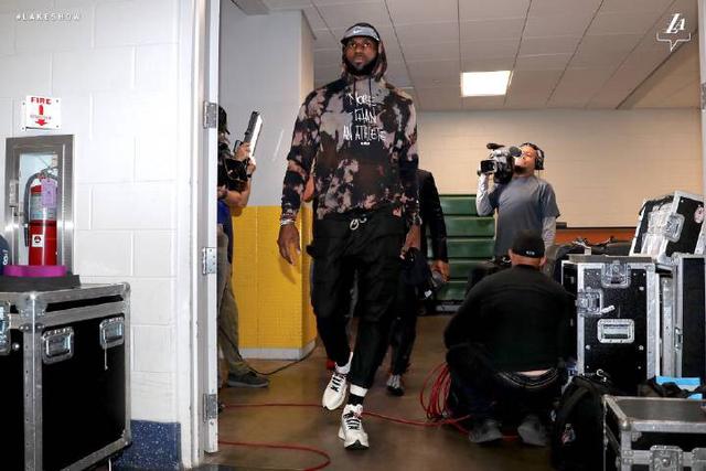 从手足无措到游刃有余，齐达内在公园学着踢毽子（齐达内公园学踢毽子：从生疏到娴熟）