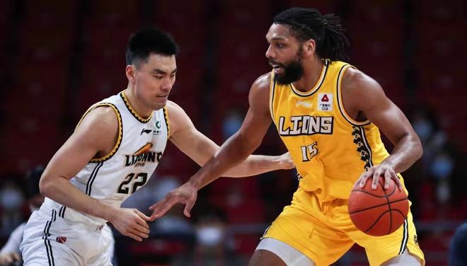 前利物浦后卫马蒂普退役后首亮相，现身沙尔克04广告（马蒂普退役后首露面，出演沙尔克04广告）