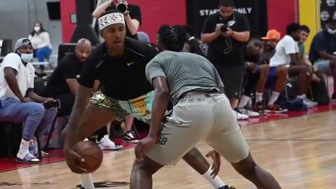 广东男篮101-75胜江苏肯帝亚，18岁小将王洪泽表现亮眼，攻防全面，被视为未来之星。（广东男篮101比75大胜江苏肯帝亚，18岁王洪泽攻防俱佳，获誉未来之星）